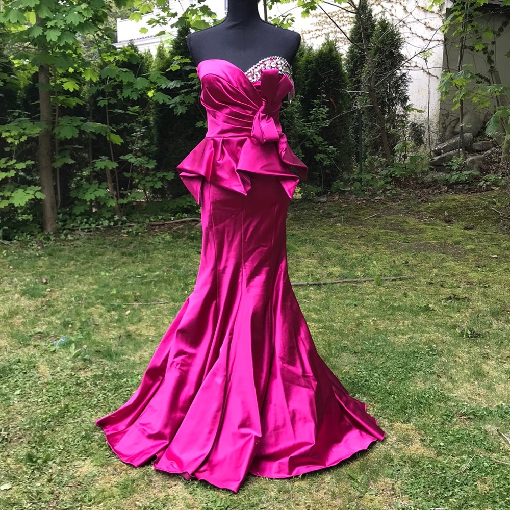 Muzaffer fuschia satin gown